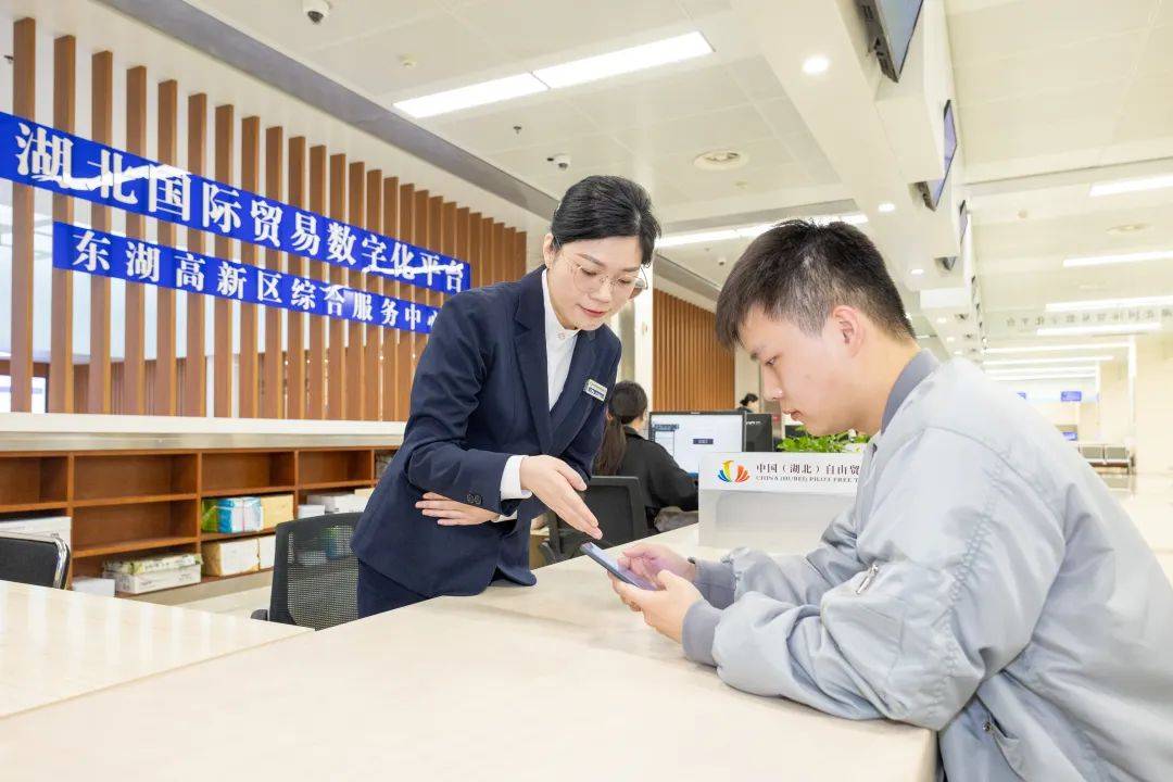 光谷新設“涉外服務咨詢窗口”提供出入境簽證等專業咨詢服務